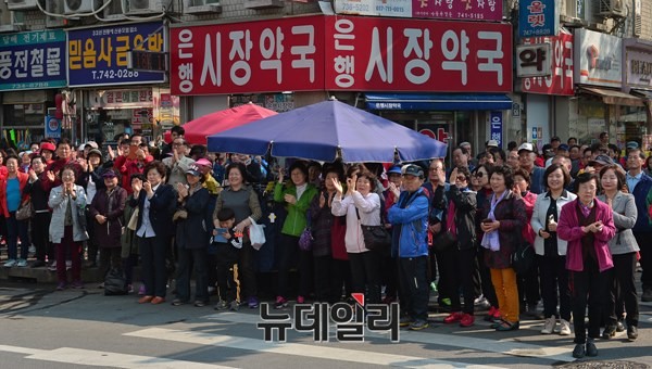 ▲ 22일 새누리당 사전투표독려 행사 및 지하철 공약 목걸이 전달식을 구경하기 위해 모인 시민들. 시민들은 신상진 후보의 이름을 연호하며 환대했다. ⓒ뉴데일리 정상윤 기자