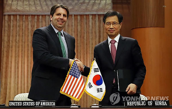 ▲ 22일 오후, 서울 외교부 청사에서 새로운 '한미 원자력 협정'에 가서명한 뒤 악수를 나누는 마크 리퍼트 주한 美대사와 박노벽 외교부 원자력 협정 전담대사. ⓒ연합뉴스. 무단전재 및 재배포 금지.