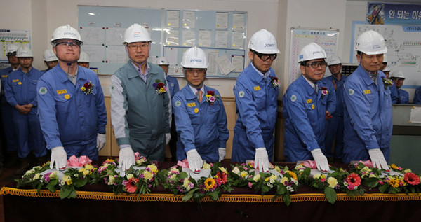 ▲ 재가동 기념 스위칭 퍼포먼스(왼쪽부터 이주형 근로자위원 대표, 김동철 포스코건설 전무, 김학동 포항제철소장, 권우택 상무, 박영관 상무,민병운 포스코A&C 상무)ⓒ포스코 포항제철소 제공