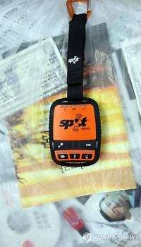 ▲ 박상학 자유북한운동연합 대표와 美인권재단 관계자가 대북전단 풍선에 달아 날려보낸 소형 GPS 추적기. ⓒ연합뉴스. 무단전재 및 재배포 금지.