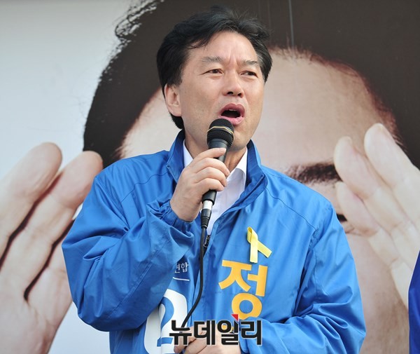 ▲ 새누리당 오신환 후보가 22일 난향동 관악 세이브마트 앞에서 새정치민주연합 정태호 후보를 지원 나온 정세균 전 대표와 손을 맞잡고 환하게 웃고 있다. ⓒ뉴데일리 이종현 기자