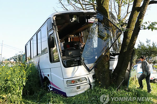 ▲ 사고가 난 한국인 관광버스의 모습. 가로수를 정면으로 들이받았다. ⓒ연합뉴스. 무단전재 및 재배포 금지.