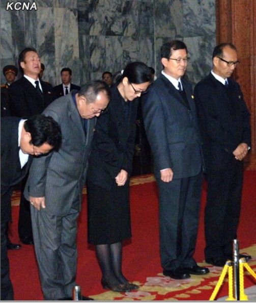 ▲ 황혜로 코리아연대 공동대표가 김정일 시신에 조문하는 모습/조선중앙통신