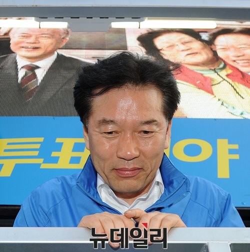 ▲ 국가공무원 신분인 국회의원 보좌관으로 벤처기업의 사외이사를 겸직하고 주식을 매도해 시세 차익을 올렸다는 의혹과 관련한 논란의 중심에 서 있는 새정치민주연합 정태호 후보. ⓒ뉴데일리 정재훈 기자