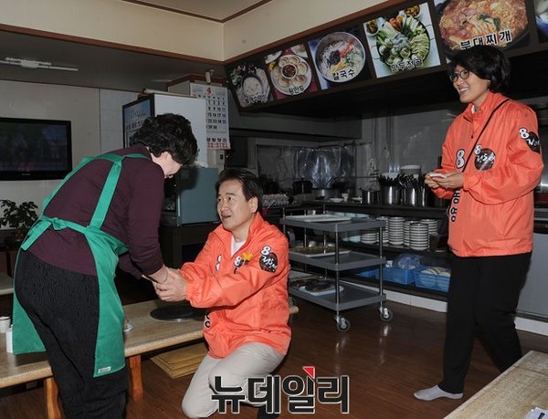 ▲ 국민모임 정동영 후보와 이행자 시의원이 유세를 진행하며 유권자들을 만나가고 있다. ⓒ뉴데일리 정재훈 기자