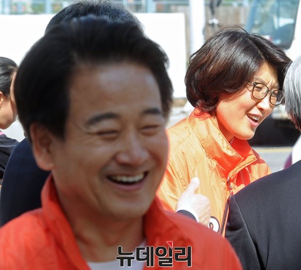 ▲ 국민모임 정동영 후보와 이행자 시의원이 유세를 진행하며 유권자들을 만나가고 있다. ⓒ뉴데일리 정재훈 기자