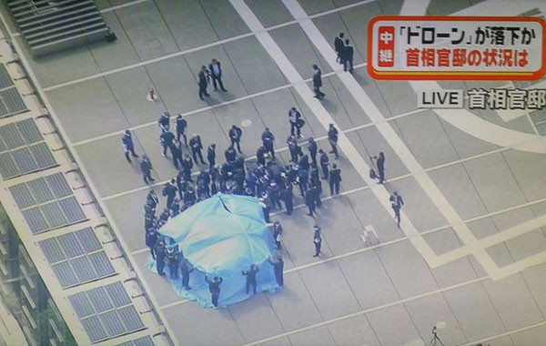 ▲ 지난 22일 오전 10시 40분쯤 日도쿄 치요다구에 있는 총리 관저 옥상에서 방사능 물질을 담은 쿼드콥터가 발견됐다. ⓒ日현지언론-YTN 보도화면 캡쳐