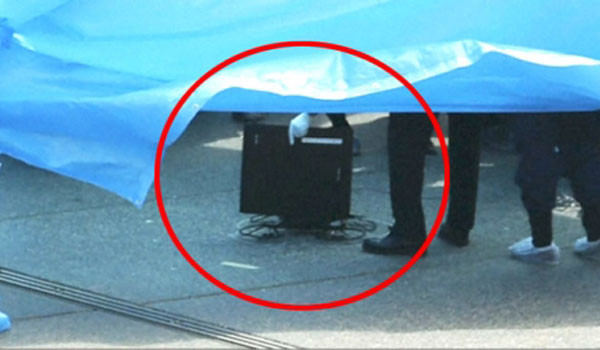 ▲ 붉은 원 속에 보이는 소형 드론. 시중에서 누구나 쉽게 구입할 수 있는 쿼드콥터다. ⓒYTN 보도화면 캡쳐