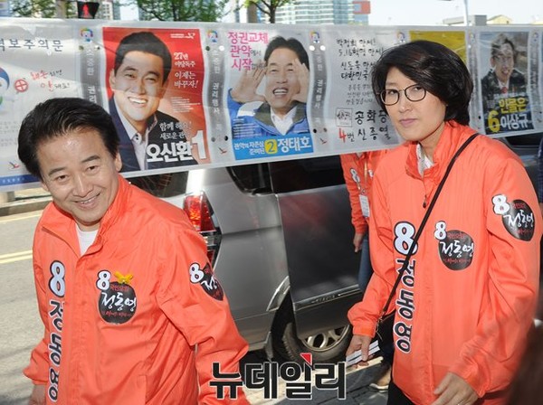 ▲ 국민모임 정동영 후보와 이행자 시의원이 유세를 진행하며, 새정치민주연합 정태호 후보의 선거 벽보 앞을 지나가고 있다. ⓒ뉴데일리 정재훈 기자