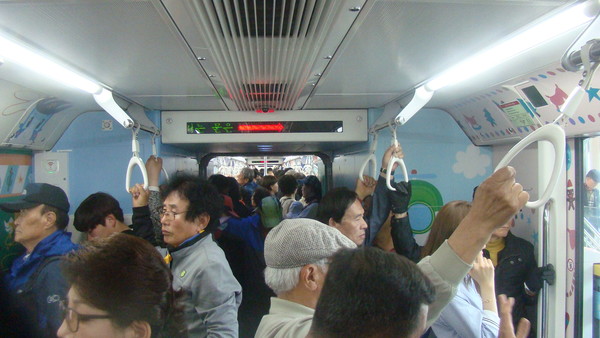 ▲ 23일 도시철도 3호선 개통식에 맞춰 차량 내에 시민들이 빼곡히 들어서 있다.ⓒ뉴데일리