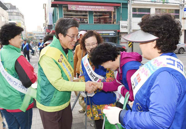 ▲ 고윤환 문경시장이 23일 쾌적하고 깨끗한 문경 만들기를 위한 운동을 실시하고 캠페인을 벌이고 있다.  ⓒ문경시 제공