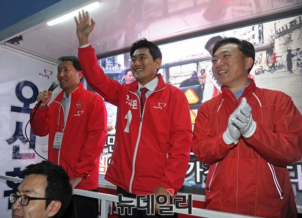 ▲ 새누리당 오신환 후보가 23일 신대방역에서 열린 유세에서 오세훈 전 서울시장, 김수철 대외협력특보와 함께 유권자들에게 인사하고 있다. 오신환 후보와 오세훈 전 서울시장은 이날 이른바 오신환특별법의 발의로 지역 숙원 사업인 강남아파트 재개발 문제가 풀리는 단초가 마련됐다는 점을 강조했다. ⓒ뉴데일리 정재훈 기자