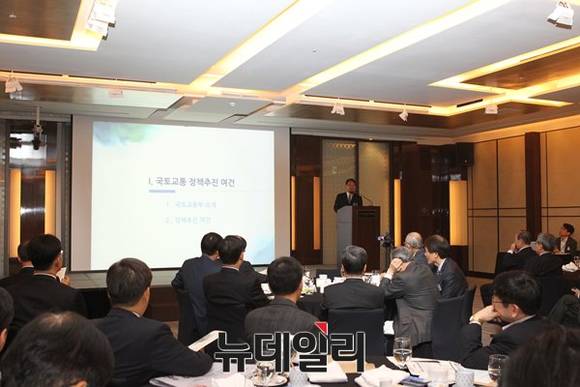 ▲ 23일 경총포럼에서 '경제활성화를 위한 국토교통정책'이라는 주제로 강연하고 있는 유일호 국토교통부 장관ⓒ경총