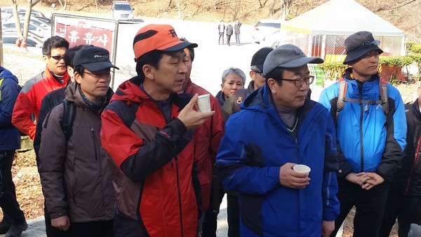 ▲ 지난3월 7일 대운산 산행에 앞서울산, 부산시장이 함께 차를 마시며 담소하고있다.(좌=김기현 울산시장, 우=서병수 부산시장)ⓒ뉴데일리
