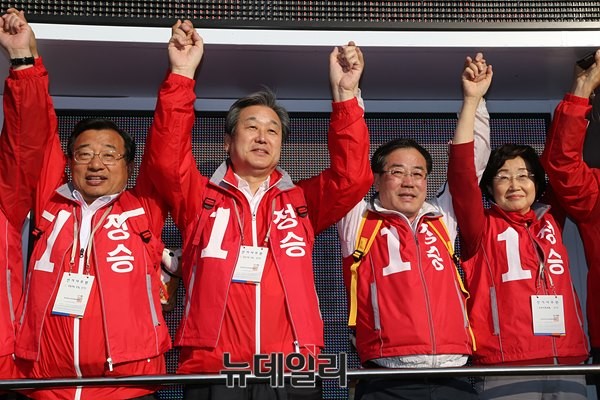 ▲ 새누리당 김무성 대표(왼쪽 두번째)와 이정현 최고위원(왼쪽 첫번째)이 지난 23일 광주 서구를 찾아 4.29 재보선에 출마한 정승 후보(오른쪽 두번째) 지원 유세에 나섰다. ⓒ새누리당 제공