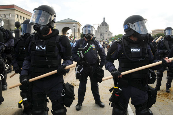 ▲ 한국에서 마음놓고 경찰들을 '두드려 패던' 반미종북인사들이 미국에서 만나게 될 '폭동진압경찰'. ⓒ美공영 NPR 보도화면 캡쳐