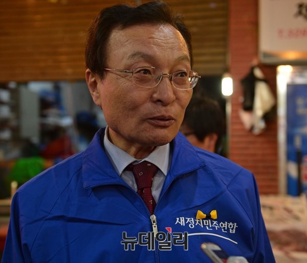 ▲ 관악을에서 5선을 지낸 새정치민주연합 이해찬 의원이 23일 관악구 신원시장에서 〈뉴데일리〉 취재진의 질문에 답하고 있다. ⓒ뉴데일리 정상윤 기자