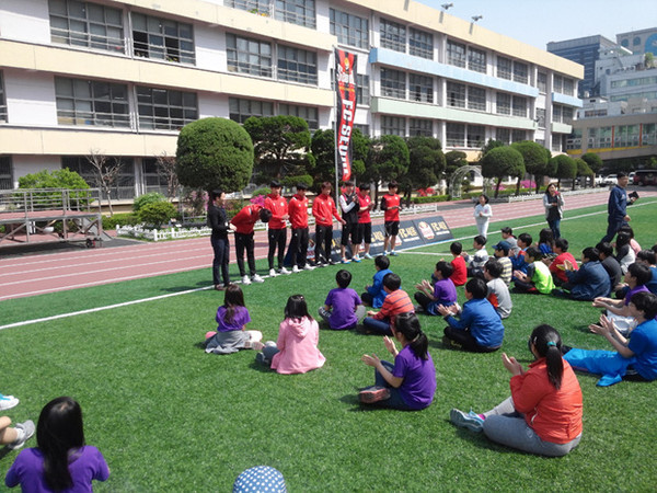 ▲ 서울 서초초등학교를 방문한 FC서울 선수들.ⓒFC서울