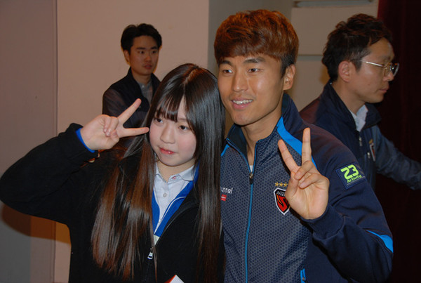 ▲ 포항동지여자중학교를 방문한 포항 스틸러스의 문창진 선수.ⓒ포항스틸러스