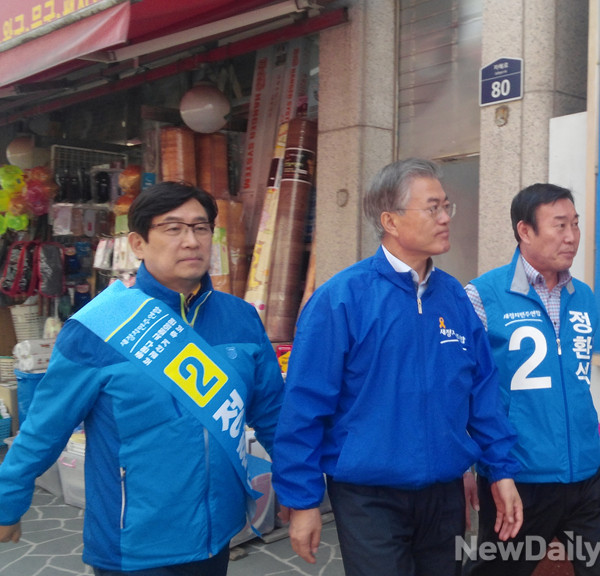 ▲ 4.29 재보선에 출마한 새정치연합 정환석 후보(왼쪽). 새정치민주연합 문재인 대표는 24일 성남 중원을 돌며 '뚜벅이 유세'에 나섰다. (가운데) ⓒ뉴데일리 임재섭 기자