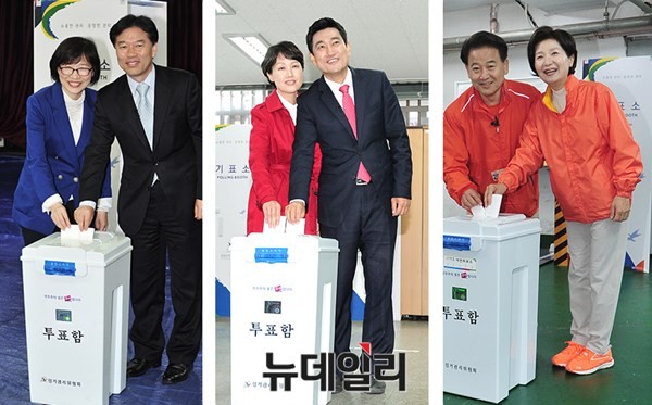 ▲ 새누리당 오신환 후보자 부부(가운데)·새정치민주연합 정태호 후보자 부부(왼쪽)·국민모임 정동영 후보자 부부(오른쪽)가 24일 사전투표를 하고 있다. ⓒ뉴데일리 이종현 기자