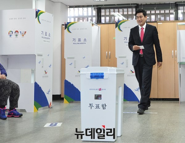 ▲ 새누리당 오신환 후보가 24일 기표를 마치고 투표함으로 향하고 있다. ⓒ뉴데일리 이종현 기자