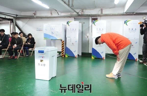 ▲ 국민모임 정동영 후보가 24일 사전투표를 마친 뒤 허리를 90도로 굽히며 배꼽 인사를 하고 있다. ⓒ뉴데일리 이종현 기자