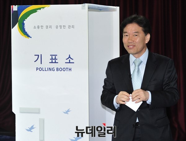 ▲ 새정치민주연합 정태호 후보가 24일 투표용지를 들고 기표소를 나서고 있다. ⓒ뉴데일리 이종현 기자