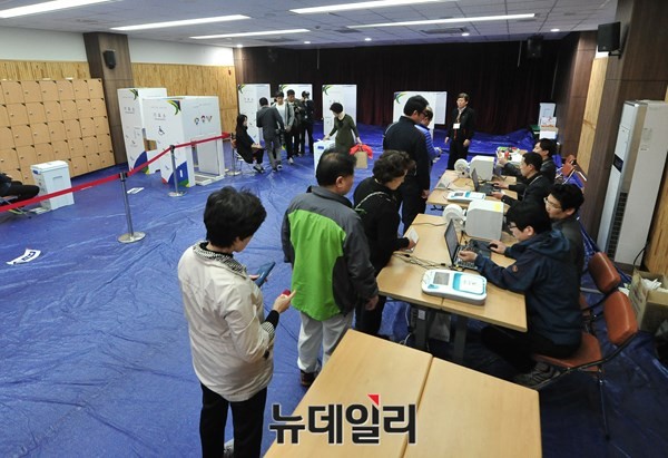 ▲ 서울 관악구 난곡동사무소에서 설치된 사전투표소에 24일 오전 투표를 하기 위해 유권자들이 길게 늘어서 있다. ⓒ뉴데일리 이종현 기자