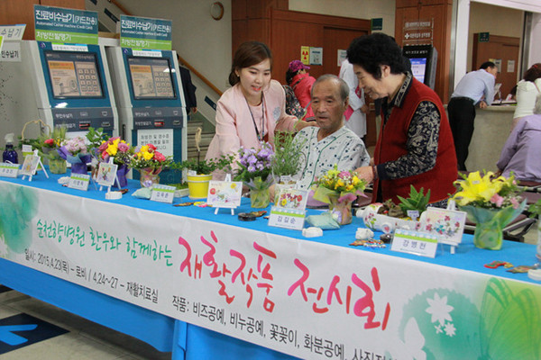 ▲ 순천향대학교 구미병원은 거동 불편한 환자들이 만든 재활작품전시회를 가졌다.ⓒ순천향대학교 구미병원 제공