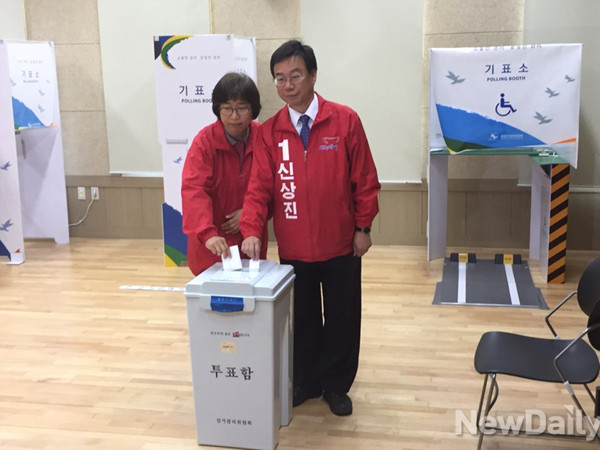 ▲ 24일 경기 성남 중원 은행2동 주민센터에서 새누리당 신상진 후보 내외가 사전투표를 하고 있다.ⓒ뉴데일리 DB