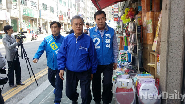 ▲ 새정치민주연합 문재인 대표와 정환석 후보. ⓒ뉴데일리 김현중 기자
