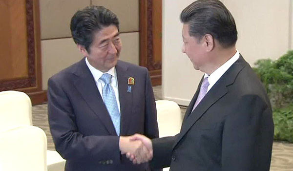 ▲ 지난 22일 인도네시아 반둥회의에서 만난 아베 日총리와 시진핑 中공산당 총서기. 시진핑의 얼굴이 많이 펴졌다. ⓒSBS 관련보도 화면 캡쳐