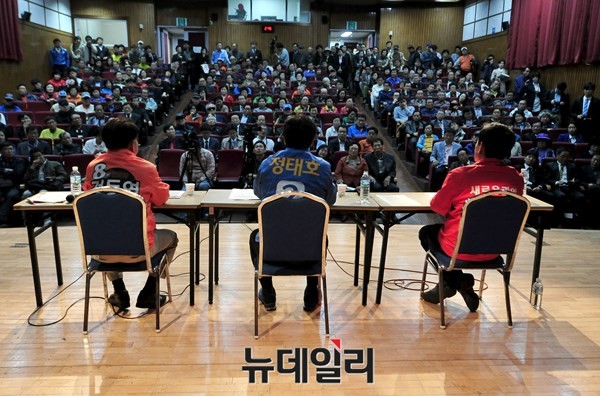 ▲ 관악발전협의회가 주최한 공청회에서 세 후보가 지역현안에 대해 의견을 피력하고 있다. 오른쪽부터 새누리당 오신환, 새정치민주연합 정태호, 국민모임 정동영 후보. ⓒ뉴데일리 이종현 기자