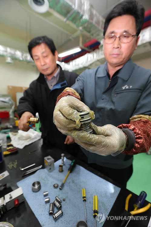 ▲ 경전철 부품 정비 모습.ⓒ연합뉴스