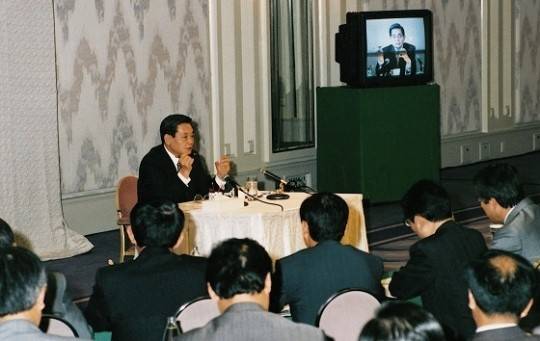 ▲ 이건희 삼성전자 회장이 1993년 6월 독일 프랑크푸르트에서 신경영 선언할 당시 모습. ⓒ삼성그룹