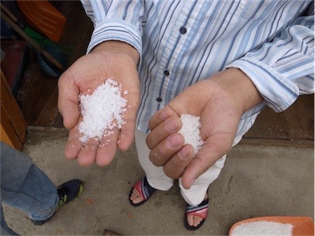 ▲ 3년 묵힌 토판염과 5년 이상된 토판염 비교. 오른손에 담긴 소금이 5년산인데 단맛이 압도적이다. ⓒ이동송