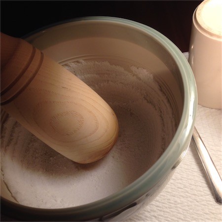 ▲ 매일밤 토판염을 종류별로 쓸만큼만 손절구로 분쇄해 놓는다. ⓒ이동송