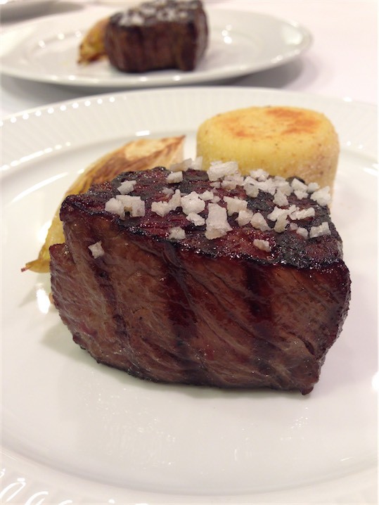 ▲ 아무런 양념이나 밑간 없이 김막동 토판염만을 올린 처녀(미경산) 한우 립아이 스테이크. ⓒ이동송