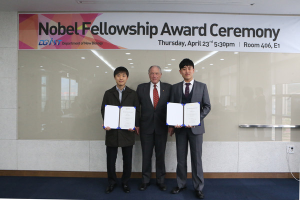 ▲ 노벨펠로우십 수여식에서 디지스트 뉴바이올로지전공 쿠르트 뷔트리히 석좌교수(가운데)와 박사과정 이호원씨(오른쪽), 석박사통합과정 정석준씨(왼쪽)가 기념촬영을 하고있다.ⓒ디지스트 제공