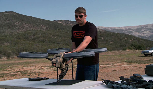 ▲ 한 러시아 네티즌이 유튜브에 올린, '머신건 장착 쿼드콥터'의 모습. 실제 총기발사가 가능했다. ⓒFPS 러시아-유튜브 화면 캡쳐