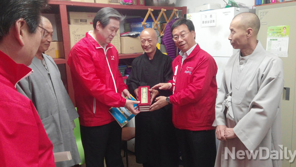 ▲ 새누리당 김무성 대표와 새누리당 신상진 후보가 약사사 무료 급식소를 찾았다. ⓒ뉴데일리 임재섭 기자