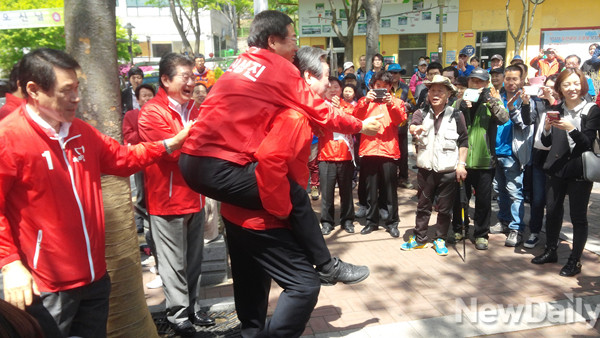 새누리당 김무성 대표가 신상진 후보를 업어주면서 "성남을 대표하는 지역일꾼"이라고 치켜세웠다. ⓒ뉴데일리 임재섭 기자