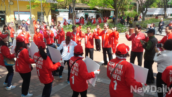 ▲ 새누리당 김무성 대표가 선거 유세를 위해 율동을 하고 있는 관계자들과 어울려 즉석에서 율동을 따라하고 있다. ⓒ뉴데일리 임재섭 기자