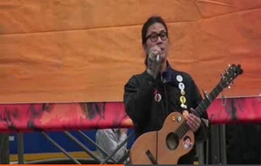 ▲ 대통령 욕설 노래로 물의를 일으키고 있는 급진운동권 가수 박준. ⓒ 유튜브 동영상 캡처