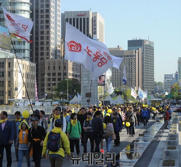 ▲ 광화문 광장으로 진입하고 있는 집회 참가자들. ⓒ 뉴데일리 정재훈 기자