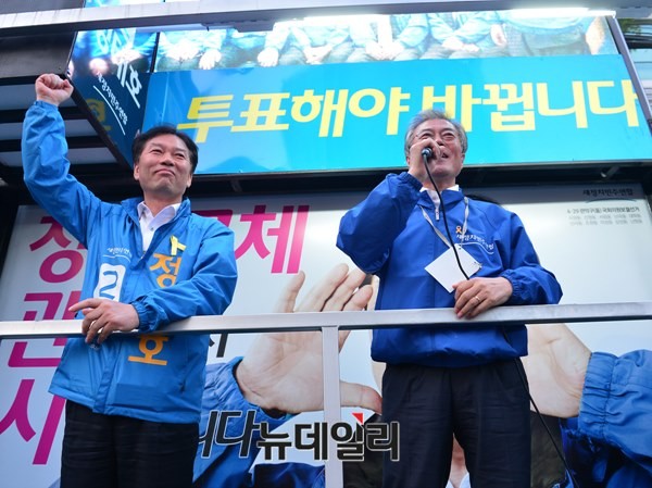 ▲ 새정치민주연합 정태호 후보가 23일 신림역에서 집중 유세를 진행하는 가운데 같은 당의 문재인 대표가 마이크를 잡고 연설하고 있다. ⓒ뉴데일리 정상윤 기자