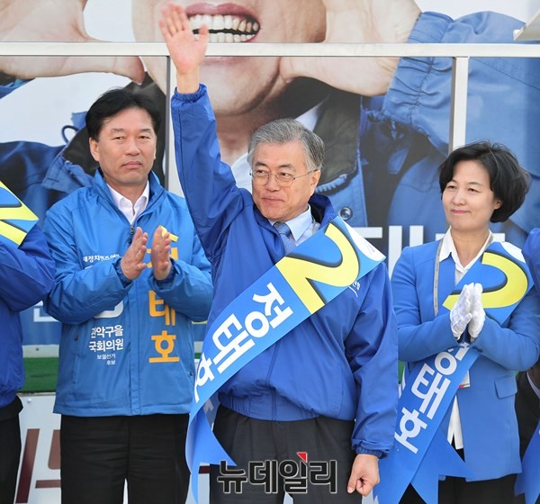 ▲ 새정치민주연합 정태호 후보가 17일 세이브마트 앞에서 출정식을 진행한 가운데, 지금은 탈당해서 국민모임 정동영 후보 캠프로 옮겨간 이행자 서울시의원이 문재인 대표를 소개하자 문 대표가 오른손을 치켜들고 환호를 받고 있다. ⓒ뉴데일리 이종현 기자