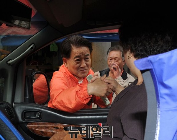 ▲ 국민모임 정동영 후보가 24일 우림시장에서 열린 유세에서 무선 마이크를 지나가는 시민들에게 넘기며 즉석 문답을 나누고 있다. ⓒ뉴데일리 정재훈 기자