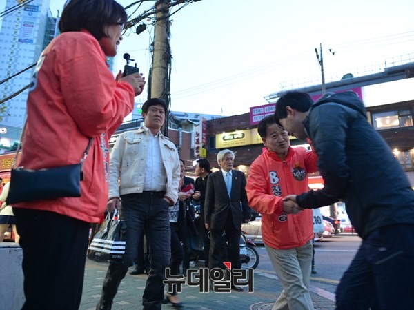 ▲ 국민모임 정동영 후보가 24일 신림역에서 김세균 창당준비위원장, 이행자 서울시의원과 함께 퇴근 인사를 하고 있다. ⓒ뉴데일리 정상윤 기자